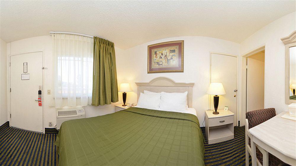 Super 8 By Wyndham San Diego Hotel Circle Εξωτερικό φωτογραφία